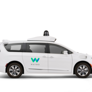 Waymos Robotertaxi entgeht Rotlicht-Unfall